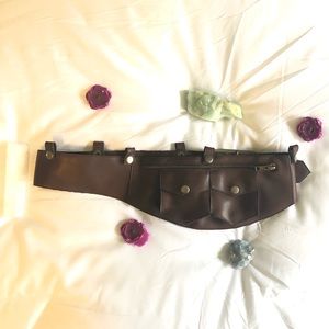Fanny belt attaches to corset